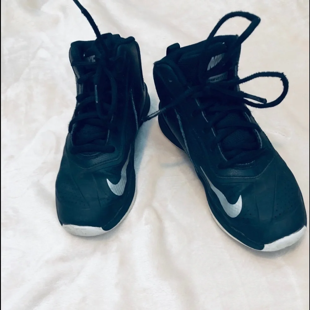 Nike Boys Boots Size 2.5 Y